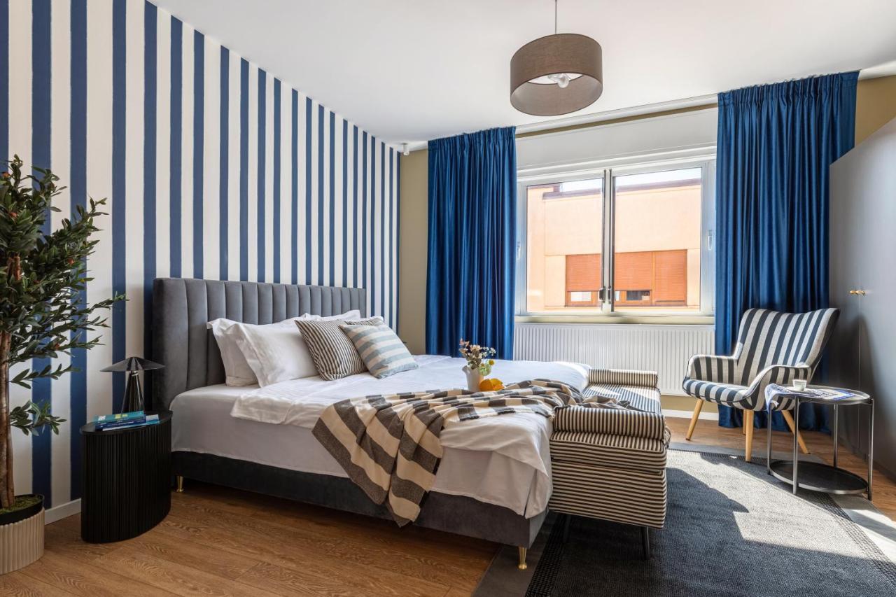 Holt - Dolce In Napoli Apartment Bukares Bagian luar foto